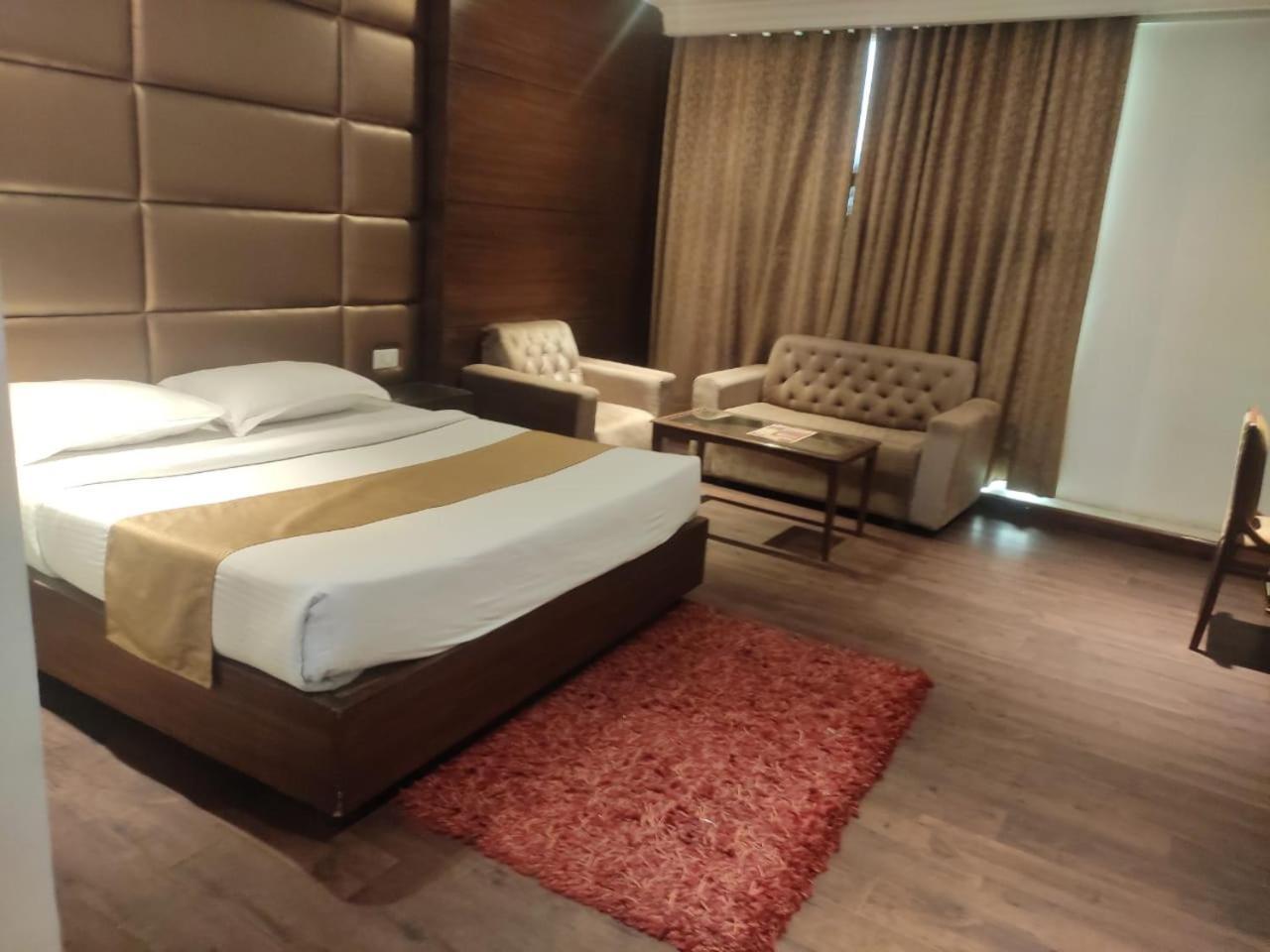 Hotel Imperial Executive Ludhiana Buitenkant foto