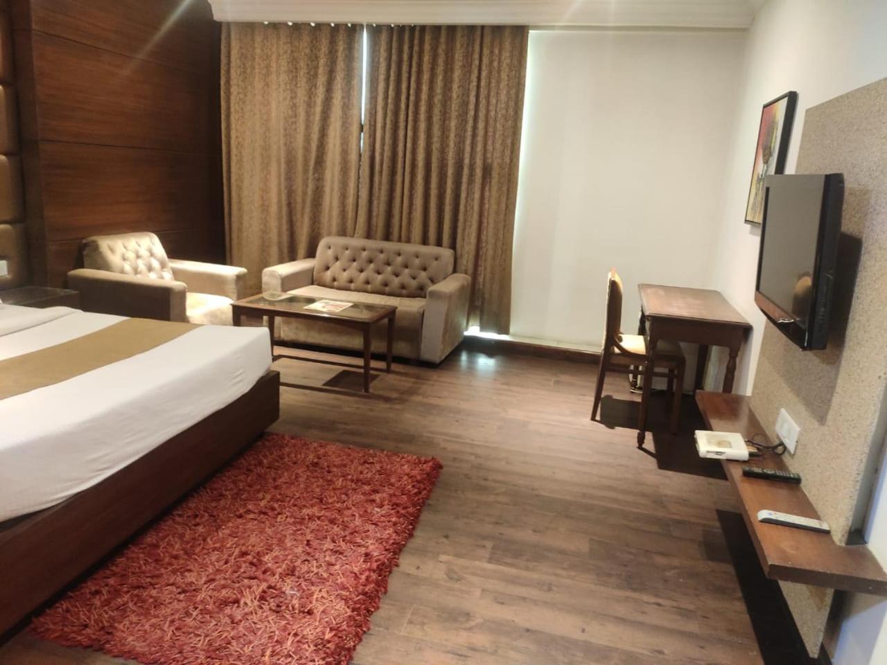Hotel Imperial Executive Ludhiana Buitenkant foto