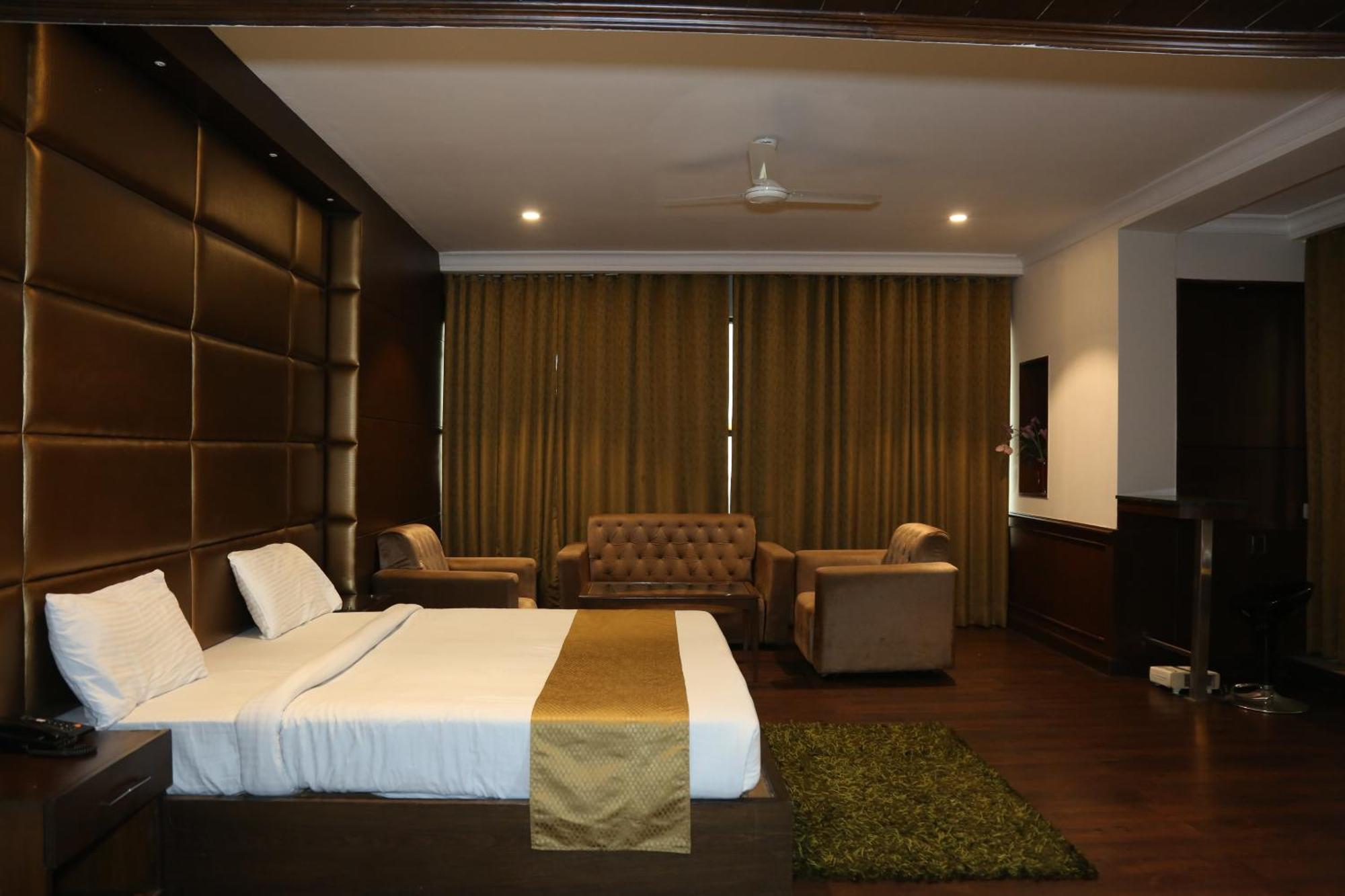 Hotel Imperial Executive Ludhiana Buitenkant foto