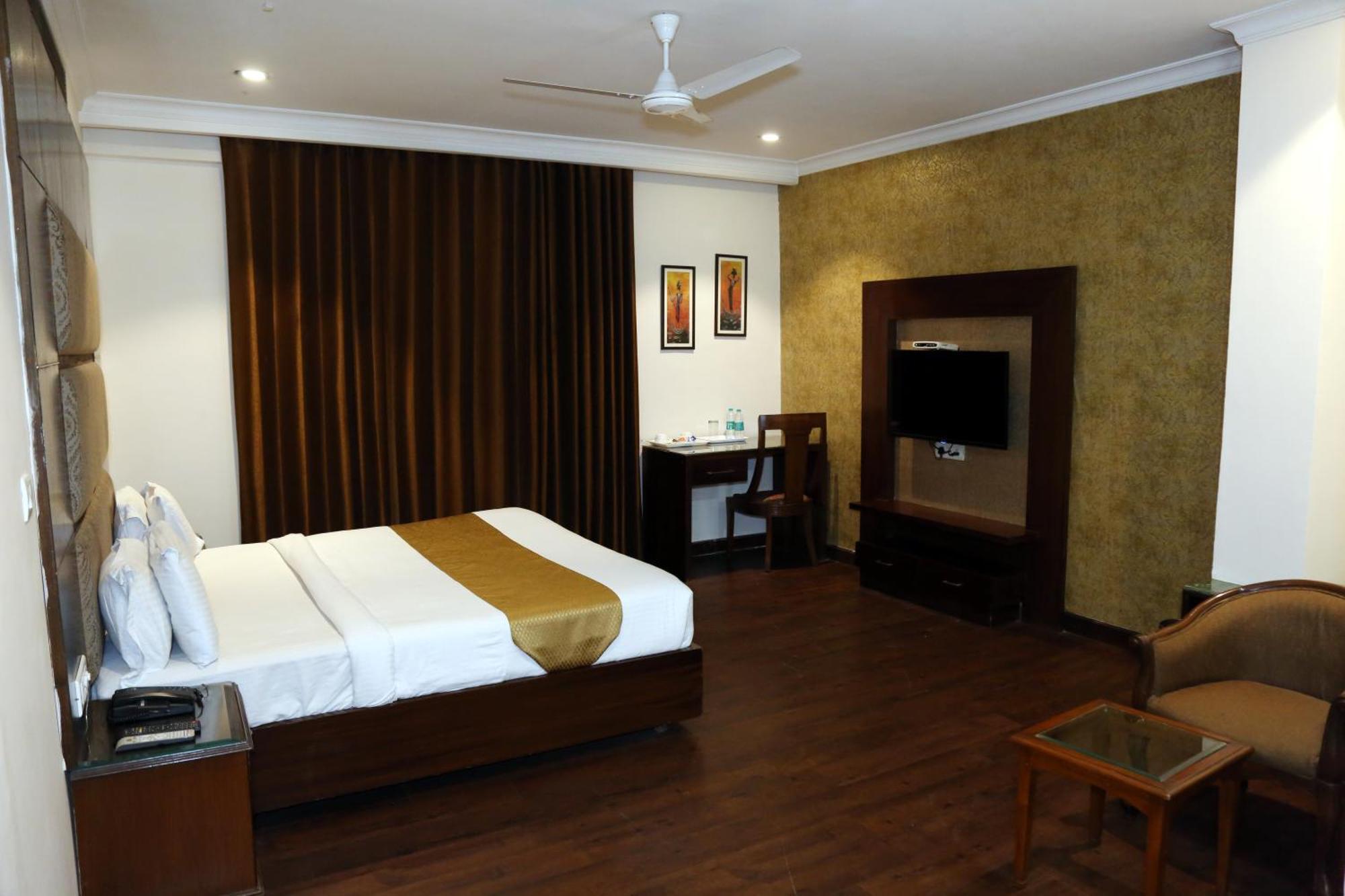 Hotel Imperial Executive Ludhiana Buitenkant foto