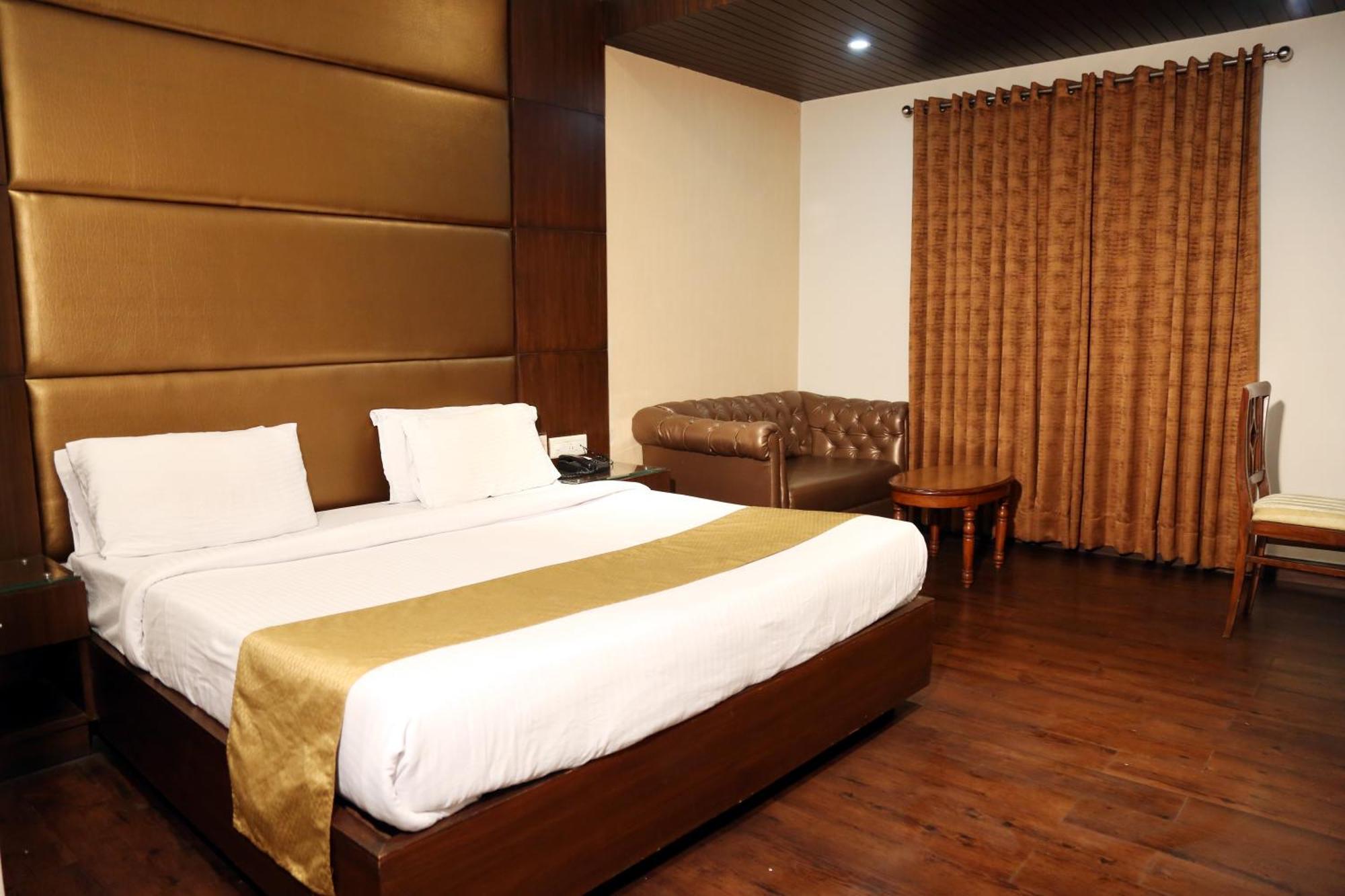 Hotel Imperial Executive Ludhiana Buitenkant foto